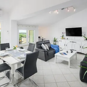Apartment Relaxing Oasis Near, Poreč
